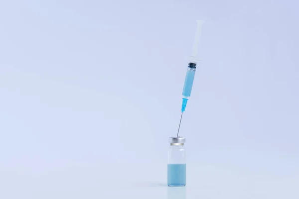 Λευκό Απομονωμένο Φόντο Διαφανές Γυάλινο Φιαλίδιο Μπλε Εμβόλιο Κατά Των — Φωτογραφία Αρχείου