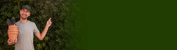 班纳戴着绿色帽子的园艺师手里拿着装有园艺用品的兵马俑 移植室内植物 在室外美化景观 复制空间 自然背景 植物学 — 图库照片