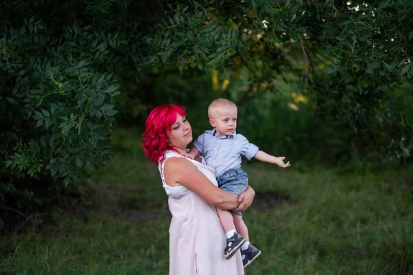 Portrét Bystré Pestré Mimořádné Matky Malého Syna Objímají Lese Žena — Stock fotografie