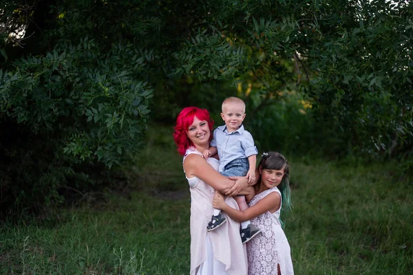 Retrato Família Diversidade Mãe Com Dois Filhos Exuberante Fundo Natural — Fotografia de Stock