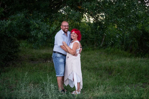 Kale Man Bril Omhelzen Met Tederheid Vrouw Met Roze Haar — Stockfoto