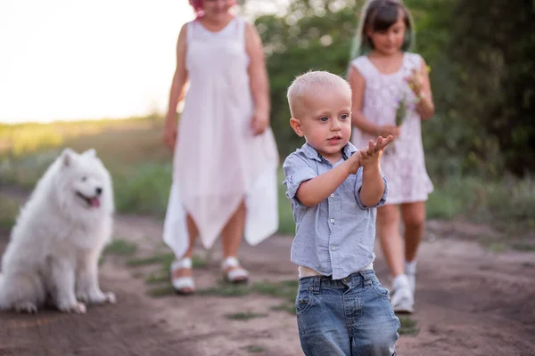 Malý Chlapec Vesele Utíká Matky Sestry Pěšině Lese Cestování Bílými — Stock fotografie