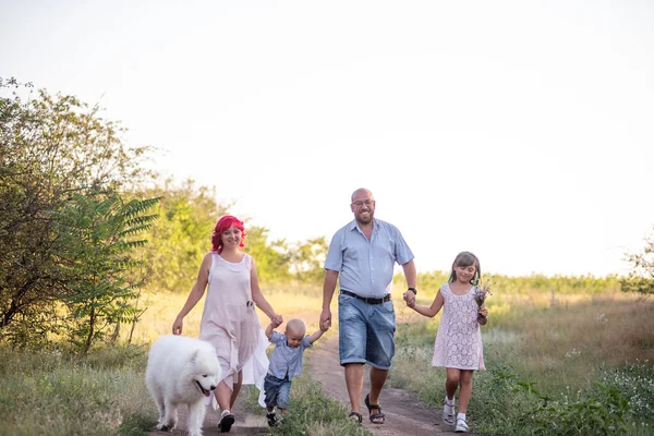 Parlak Çeşitlilik Ailesi Samoyed Köpeğiyle Yolda Yürüyor Evcil Hayvanlarla Seyahat — Stok fotoğraf