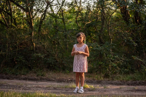 Дівчинка Підліток Зеленим Волоссям Загубилася Лісі Дитина Стоїть Наляканий Стежкою — стокове фото