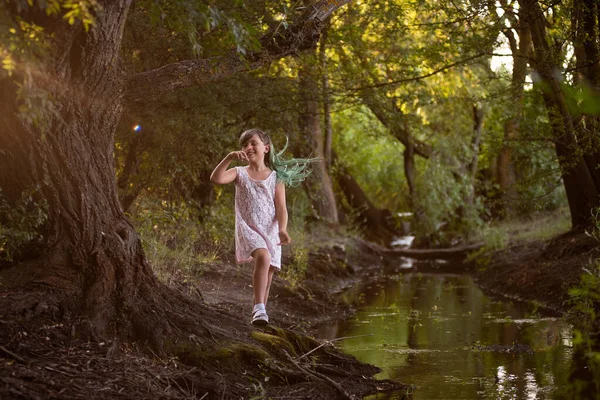 Дівчинка Підліток Розважається Обманює Поблизу Маленької Річки Струмок Різноманітність Дитячого — стокове фото