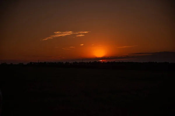 Turuncu Gün Batımı Ufuk Çizgisi Silueti Güneşin Son Işığı Manzaranın — Stok fotoğraf