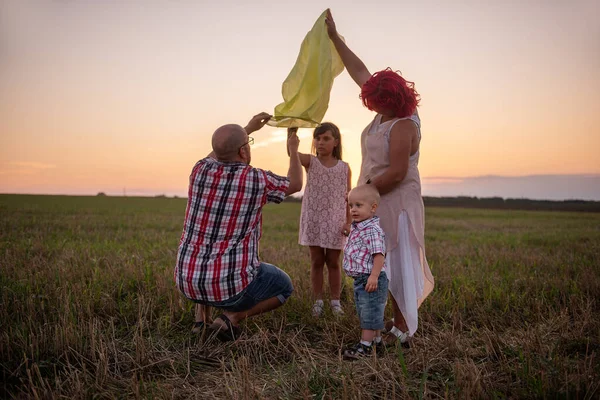 Diversidade Família Lançar Lanterna Céu Amarelo Campo Pôr Sol Mãe — Fotografia de Stock