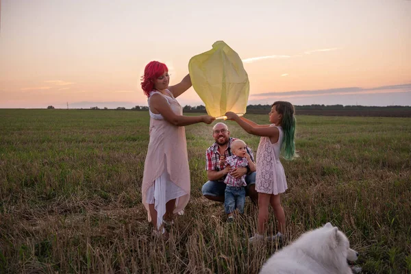 Samoyed Köpekli Çeşitlilik Ailesi Gün Batımında Sarı Gökyüzü Feneri Fırlatıyor — Stok fotoğraf