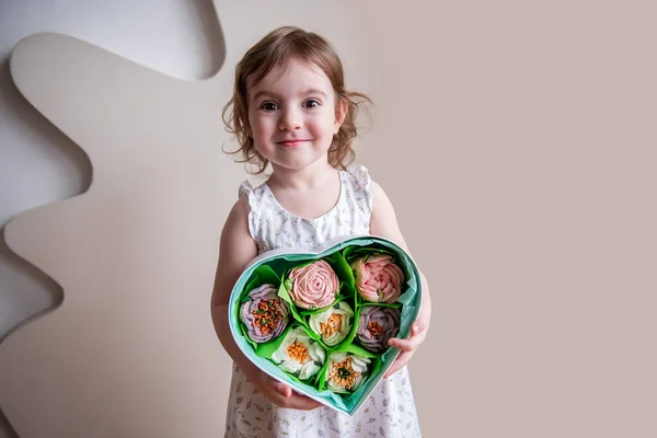 Liten Lockig Flicka Håller Hjärtformad Låda Med Hemmagjorda Söta Marshmallows — Stockfoto