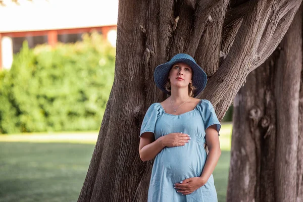 Portret Van Een Zwangere Vrouw Van Middelbare Leeftijd Denim Blauwe — Stockfoto