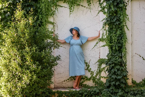 Retrato Mulher Grávida Meia Idade Vestido Azul Denim Chapéu Futura — Fotografia de Stock
