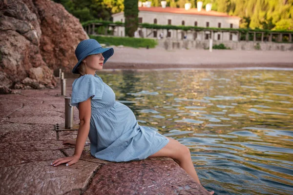 Pregnant Woman Traveler Denim Dress Blue Straw Hat Sits Sea — Stockfoto