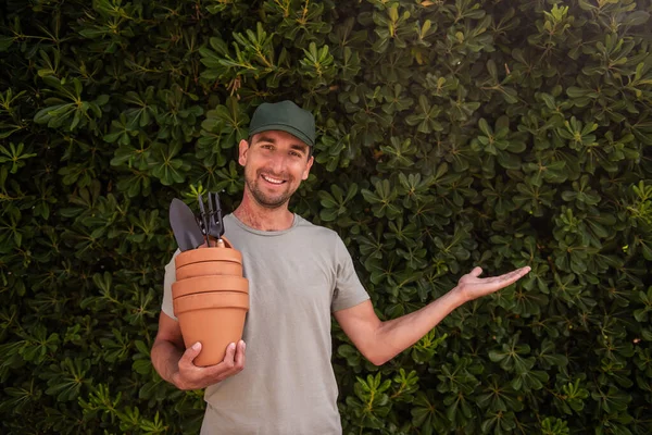 Człowiek Ogrodnik Zielonej Czapce Posiada Terakoty Gliniane Garnki Materiałów Ogrodniczych — Zdjęcie stockowe