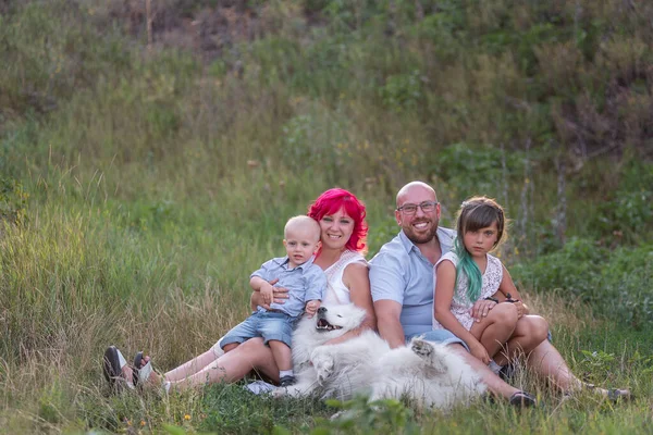 Retrato Brilhante Incomum Família Diversidade Natureza Com Cão Samoyed Viajar — Fotografia de Stock