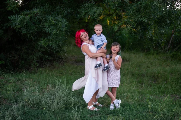 Retrato Familiar Diversidad Madre Con Dos Hijos Exuberante Fondo Natural — Foto de Stock