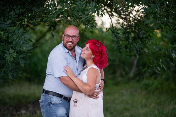 Kale Man Bril Omhelzen Met Tederheid Vrouw Met Roze Haar — Stockfoto