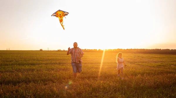 Gözlüklü Kel Bir Baba Kızıyla Birlikte Tarlanın Etrafında Koşup Uçurtma — Stok fotoğraf