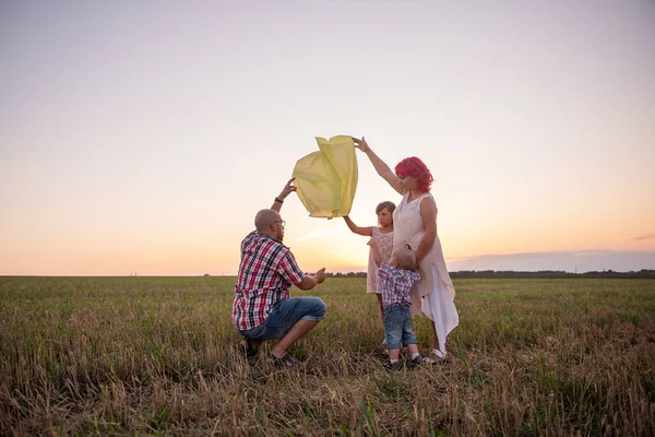 Çeşitlilik Ailesi Gün Batımında Sarı Gökyüzü Fenerini Fırlatacak Anne Baba — Stok fotoğraf