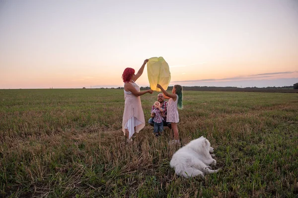 Samoyed Köpekli Çeşitlilik Ailesi Gün Batımında Sarı Gökyüzü Feneri Fırlatıyor — Stok fotoğraf