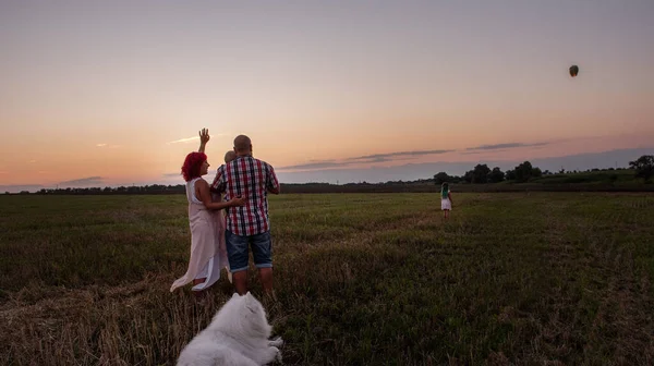 Mångfald Familj Med Samoyed Titta Gult Papper Lykta Flyga Genom — Stockfoto