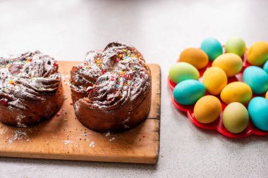 Renkli ve parlak yumurtalarla donatılmış Paskalya Kraffini. Şekerli meyveli kek, kuru üzüm, çikolata, fındık, üzerine pudra şekeri, yenilebilir süslemeler. Kaba usul pişirme, servis