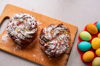 Renkli ve parlak yumurtalarla donatılmış Paskalya Kraffini. Şekerli meyveli kek, kuru üzüm, çikolata, fındık, üzerine pudra şekeri, yenilebilir süslemeler. Kaba usul pişirme, servis