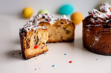 Renkli ve parlak yumurtalarla donatılmış Paskalya Kraffini. Şekerli meyveli kek, kuru üzüm, çikolata, fındık, üzerine pudra şekeri, yenilebilir süslemeler. Kaba usul pişirme, servis