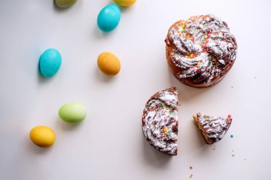 Renkli ve parlak yumurtalarla donatılmış Paskalya Kraffini. Şekerli meyveli kek, kuru üzüm, çikolata, fındık, üzerine pudra şekeri, yenilebilir süslemeler. Kaba usul pişirme, servis