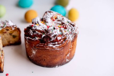 Renkli ve parlak yumurtalarla donatılmış Paskalya Kraffini. Şekerli meyveli kek, kuru üzüm, çikolata, fındık, üzerine pudra şekeri, yenilebilir süslemeler. Kaba usul pişirme, servis