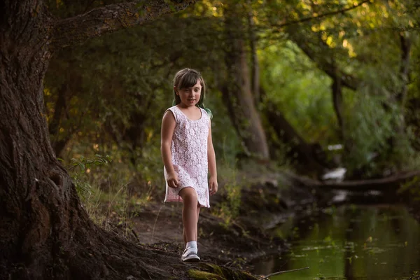 Έφηβη Περνάει Καλά Χαζολογώντας Κοντά Ένα Μικρό Ποτάμι Ένα Ρυάκι — Φωτογραφία Αρχείου