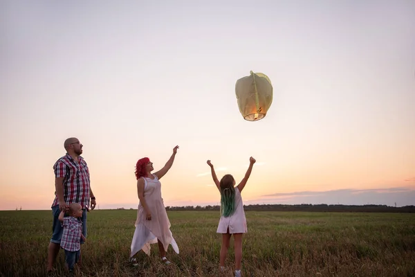 Çeşitlilik Ailesi Gün Batımında Sarı Gökyüzü Fenerini Fırlatacak Anne Baba — Stok fotoğraf