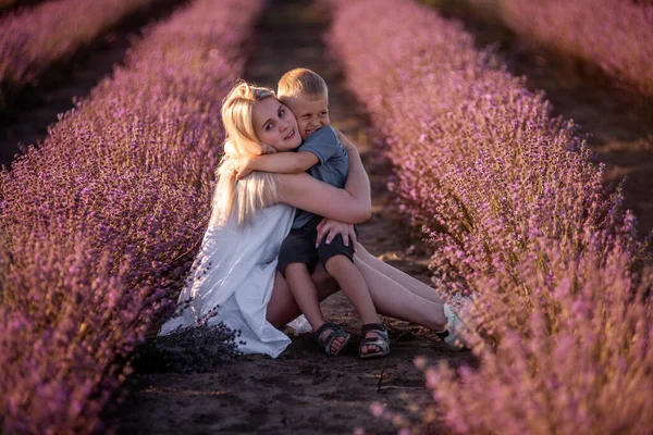 Portret Van Blonde Moeder Met Zoontje Zitten Het Paarse Lavendelveld — Stockfoto
