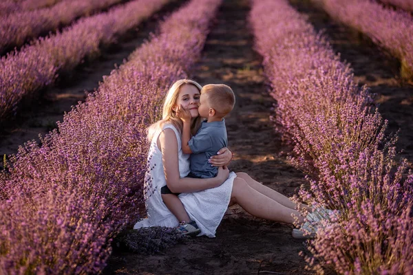 Portrait Der Blonden Mutter Mit Kleinem Sohn Sitzen Violetten Lavendelfeld — Stockfoto