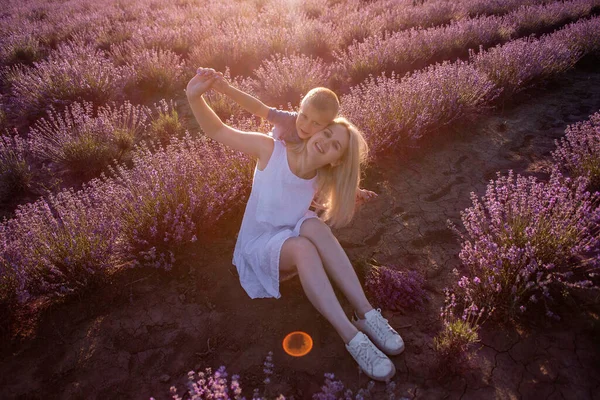 Lilla Sonen Kramar Mor Vid Skuldrorna Lavendelfältet Vid Solnedgången Ung — Stockfoto