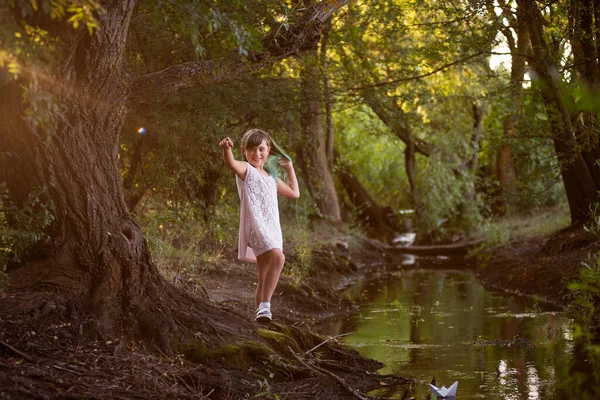Дівчинка Підліток Розважається Обманює Поблизу Маленької Річки Струмок Різноманітність Дитячого — стокове фото