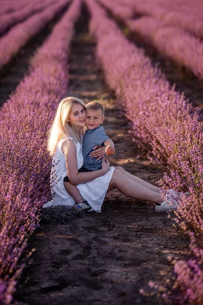 Портрет Блондинки Маленьким Сином Сидить Фіолетовому Лавандовому Полі Молода Жінка — стокове фото