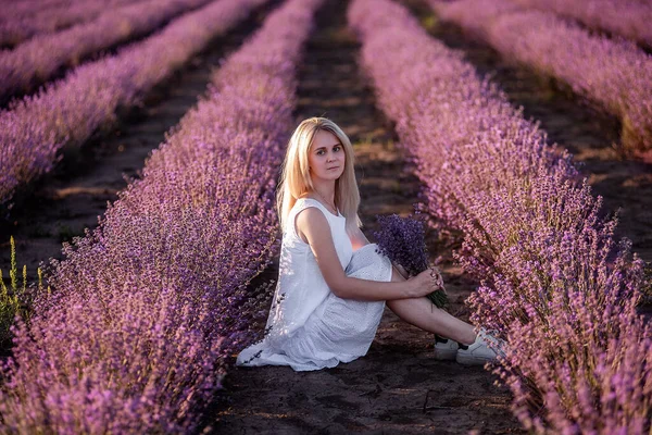 Ung Kvinna Vit Klänning Sitter Rader Lila Lavendel Fält Millennial — Stockfoto