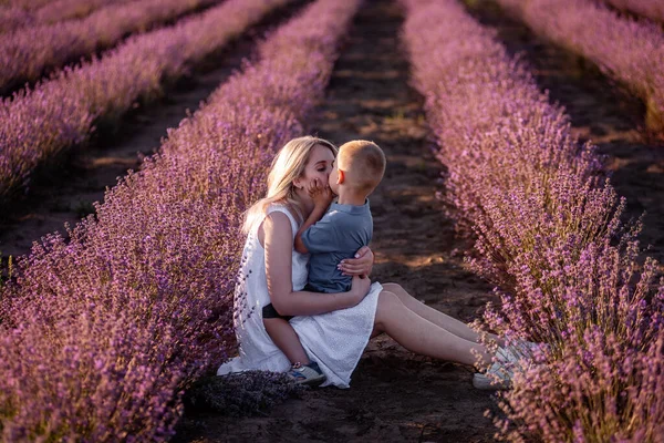 Porträtt Blond Mor Med Liten Son Sitter Lila Lavendelfält Ung — Stockfoto