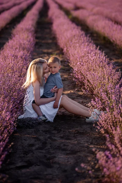 Portret Van Blonde Moeder Met Zoontje Zitten Het Paarse Lavendelveld — Stockfoto
