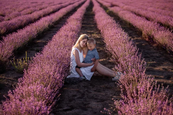 Potret Ibu Pirang Dengan Anak Kecil Duduk Ladang Ungu Lavender — Stok Foto