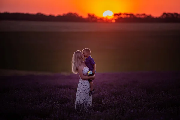 Millenial Jonge Moeder Houdt Kleine Zoon Armen Bij Zonsondergang Paars — Stockfoto
