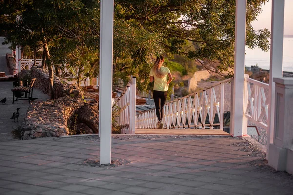 Молода Жінка Спортивному Одязі Займається Бігом Дерев Яних Сходах Променях — стокове фото