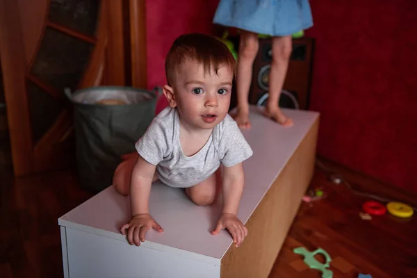 Retrato Criança Bodysuit Cinza Deitado Peito Branco Gavetas Bagunça Brinquedos — Fotografia de Stock