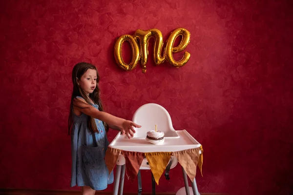 Una Niña Con Pelo Largo Alcanza Para Pastel Merengue Cumpleaños — Foto de Stock