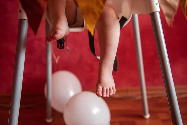 Retrato Sem Rosto Bebê Sentado Cadeira Alimentação Festivamente Decorado Com — Fotografia de Stock