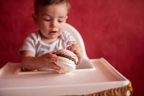 Мальчик Года Шляпе Вечеринок Сидит Детском Кресле Ест Праздничный Торт — стоковое фото