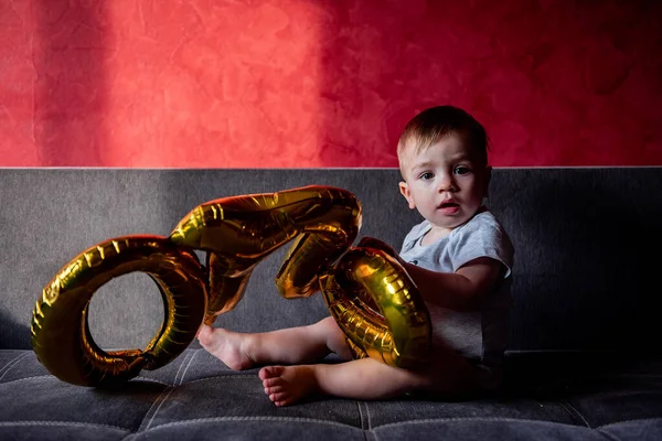 Primeira Festa Aniversário Bebê Brinca Com Balões Folha Colorida Ouro — Fotografia de Stock