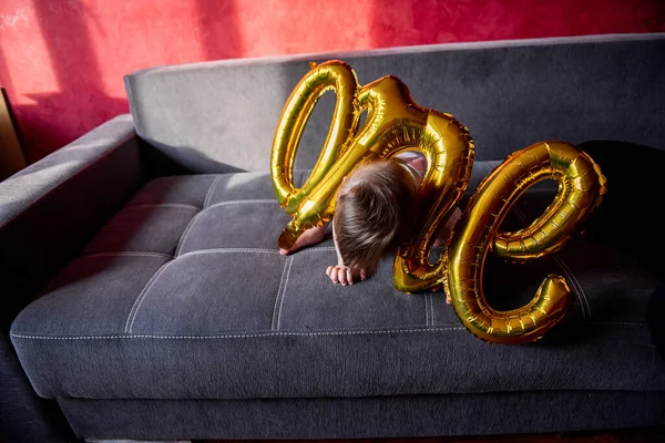 Primeira Festa Aniversário Bebê Brinca Com Balões Folha Colorida Ouro — Fotografia de Stock