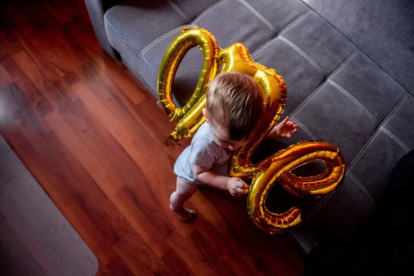 Первый День Рождения Ребенок Играет Золотыми Шарами Фольги Один Маленький — стоковое фото