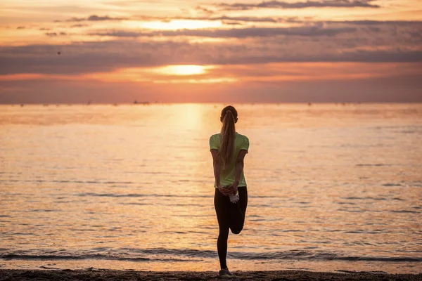 Spor Giysili Genç Bir Kadın Sabahın Erken Saatlerinde Güneş Doğarken — Stok fotoğraf